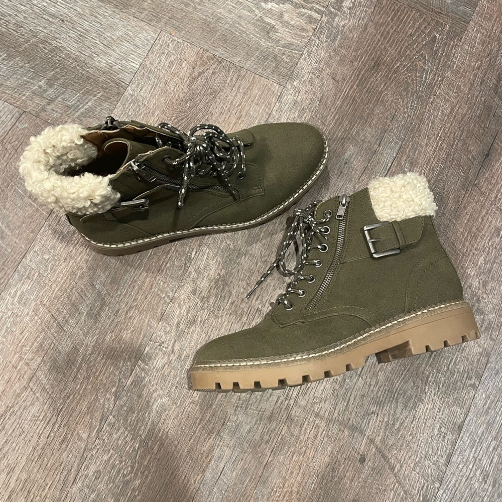 Ladies Universal Thread Sherpa Detail Boots - Size 8.5